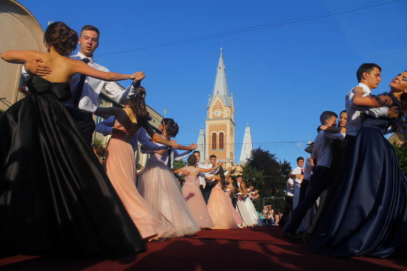 Вальс на параді випускників у Мукачеві цьогоріч танцюватиме рекордна кількість пар Вальс на параді випускників у Мукачеві цьогоріч танцюватиме рекордна кількість пар