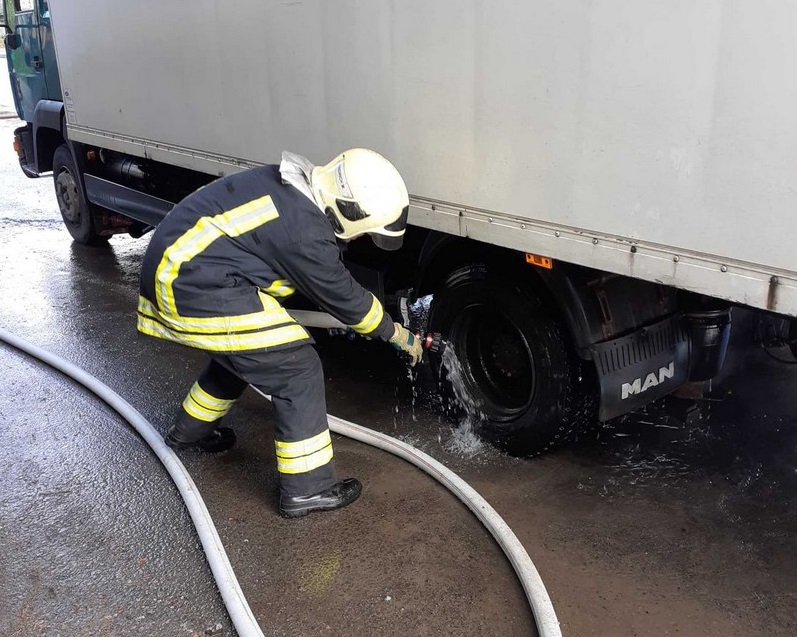 У селищі Воловець загорілась вантажівка У селищі Воловець загорілась вантажівка