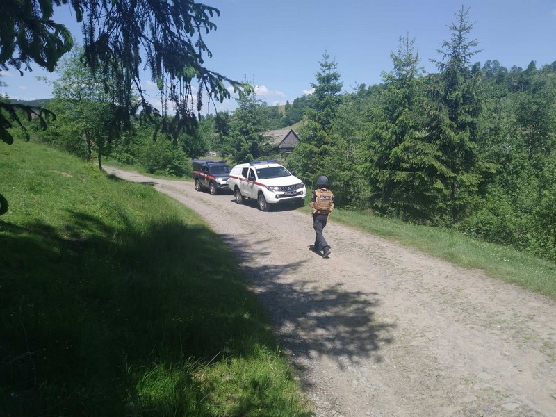 На околиці селища Воловець турист натрапив на небезпечну знахідку