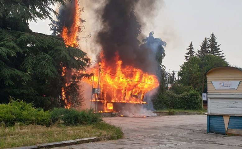 Пожежа на площі Кирила і Мефодія в Ужгороді: фото з місця події Пожежа на площі Кирила і Мефодія в Ужгороді: фото з місця події