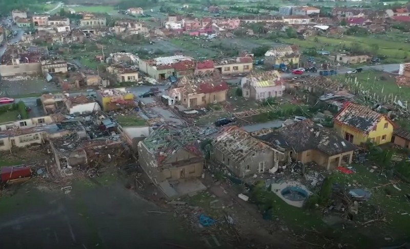 Наслідки торнадо у Чехії: з’явилося відео зруйнованих сіл Наслідки торнадо у Чехії: з’явилося відео зруйнованих сіл