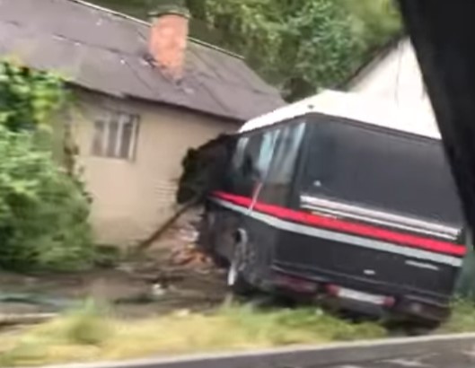 На Закарпатті автобус протаранив будинок: у мережі показали відео