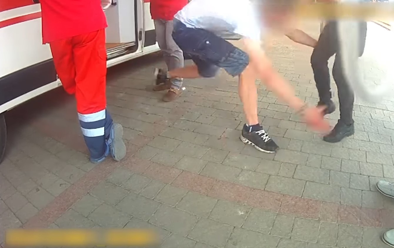 П’яний чоловік накинувся на поліцейських: опубліковане відео П’яний чоловік накинувся на поліцейських: опубліковане відео