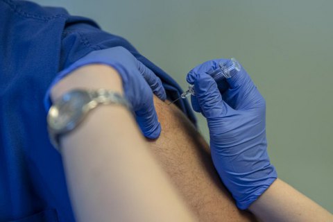 В Україні через 4 години після щеплення від ковіду помер чоловік В Україні через 4 години після щеплення від ковіду помер чоловік