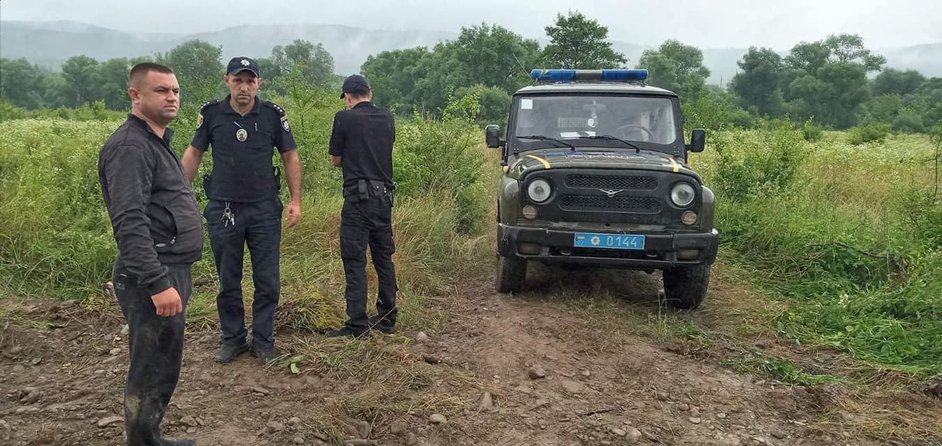 У селі вночі скоєно злочин: фото та відео з місця події У селі вночі скоєно злочин: фото та відео з місця події