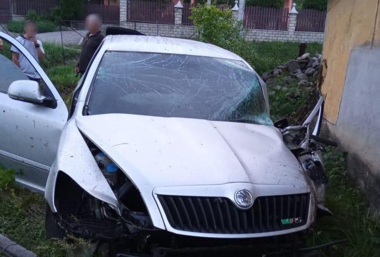 За кермом були 19-річний хлопець та 16-річна дівчина: на Закарпатті обгін завершився смертельною аварією За кермом були 19-річний хлопець та 16-річна дівчина: на Закарпатті обгін завершився смертельною аварією