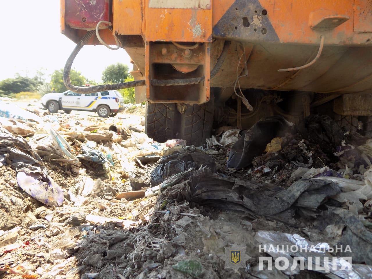 Жінка на сміттєзвалищі потрапила під колеса спецтранспорту: вона загинула Жінка на сміттєзвалищі потрапила під колеса спецтранспорту: вона загинула