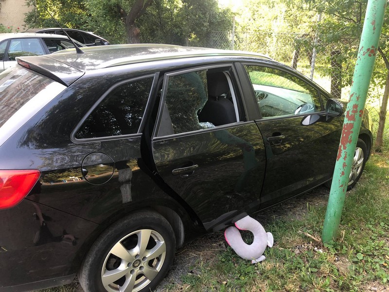 В одному з мікрорайонів Мукачева вночі обкрадають машини: відеокамери зафіксували зловмисника В одному з мікрорайонів Мукачева вночі обкрадають машини: відеокамери зафіксували зловмисника