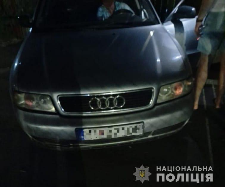 Чоловік на автобусній зупинці сів до незнайомця в авто, а той відібрав від нього гроші Чоловік на автобусній зупинці сів до незнайомця в авто, а той відібрав від нього гроші