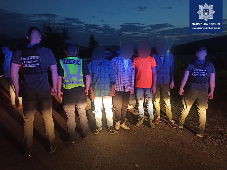 Патрульні зупинили авто, в якому були нелегали Патрульні зупинили авто, в якому були нелегали