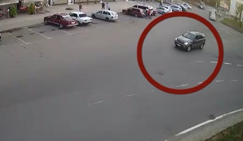 "Чуєш, мене зупинила поліція": Фейсбук облетіло відео, яке зняли в Ужгороді Чуєш, мене зупинила поліція: Фейсбук облетіло відео, яке зняли в Ужгороді