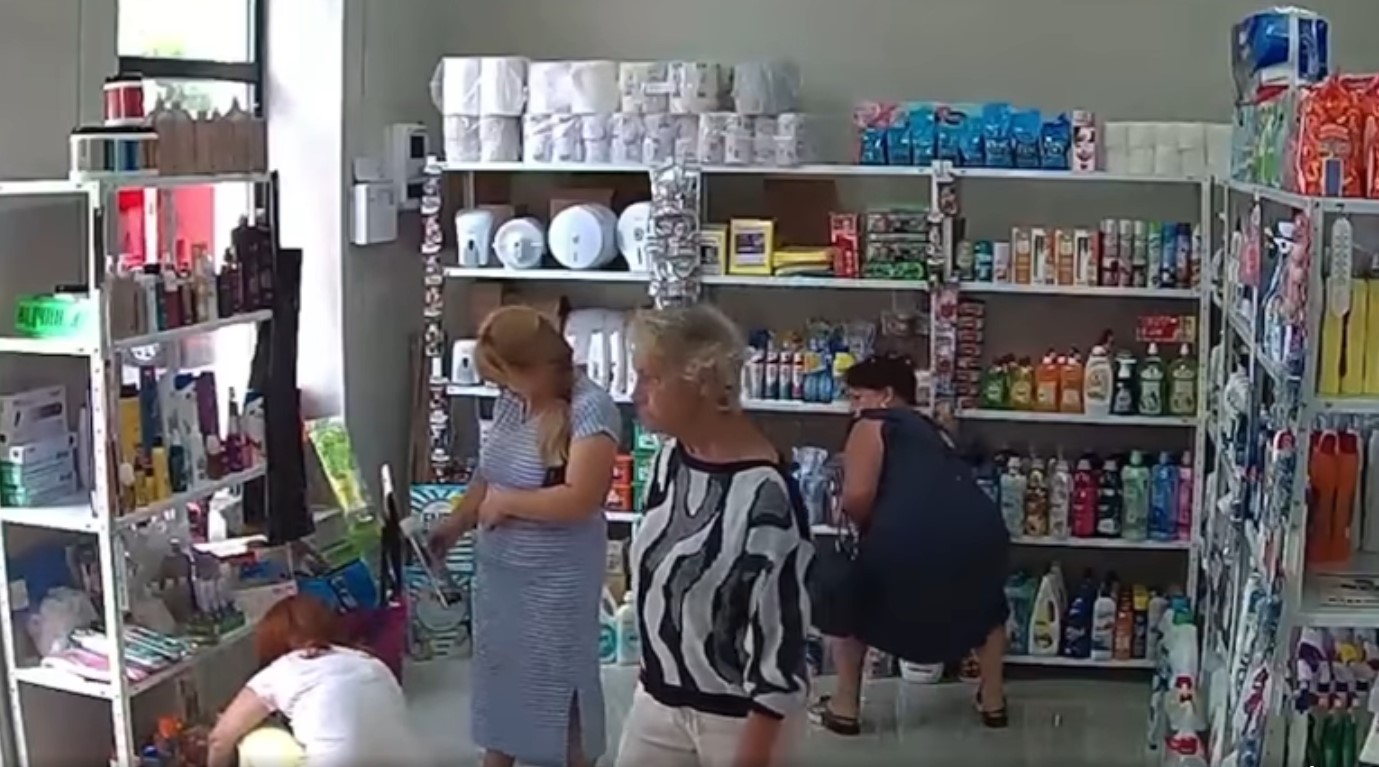 Сховала між ногами: Фейсбук облетіло відео, як закарпатка вчинила крадіжку Сховала між ногами: Фейсбук облетіло відео, як закарпатка вчинила крадіжку