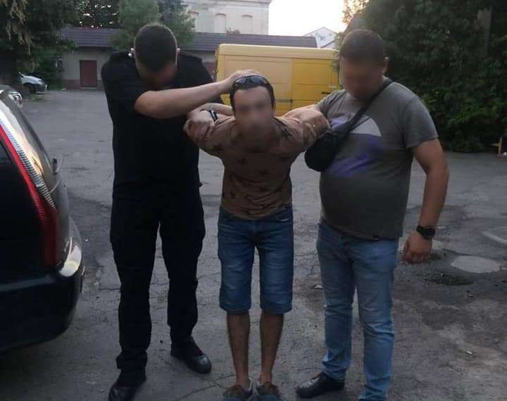 У Мукачеві хлопець порізав дівчину та залишив її помирати у зачиненій квартирі У Мукачеві хлопець порізав дівчину та залишив її помирати у зачиненій квартирі