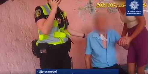 "У чоловіка рана на шиї, є лише поверхневе дихання": оприлюднено відео, як допомагали чоловіку "У чоловіка рана на шиї, є лише поверхневе дихання": оприлюднено відео, як допомагали чоловіку