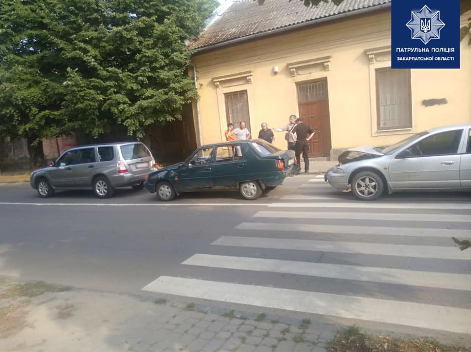 В Ужгороді трапилась потрійна ДТП: водій-винуватець заплатить понад 55 тисяч гривень штрафу В Ужгороді трапилась потрійна ДТП: водій-винуватець заплатить понад 55 тисяч гривень штрафу