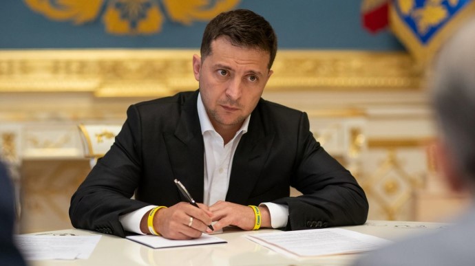Президент Володимир Зеленський звільнив відразу трьох ТОП-посадовців Президент Володимир Зеленський звільнив відразу трьох ТОП-посадовців