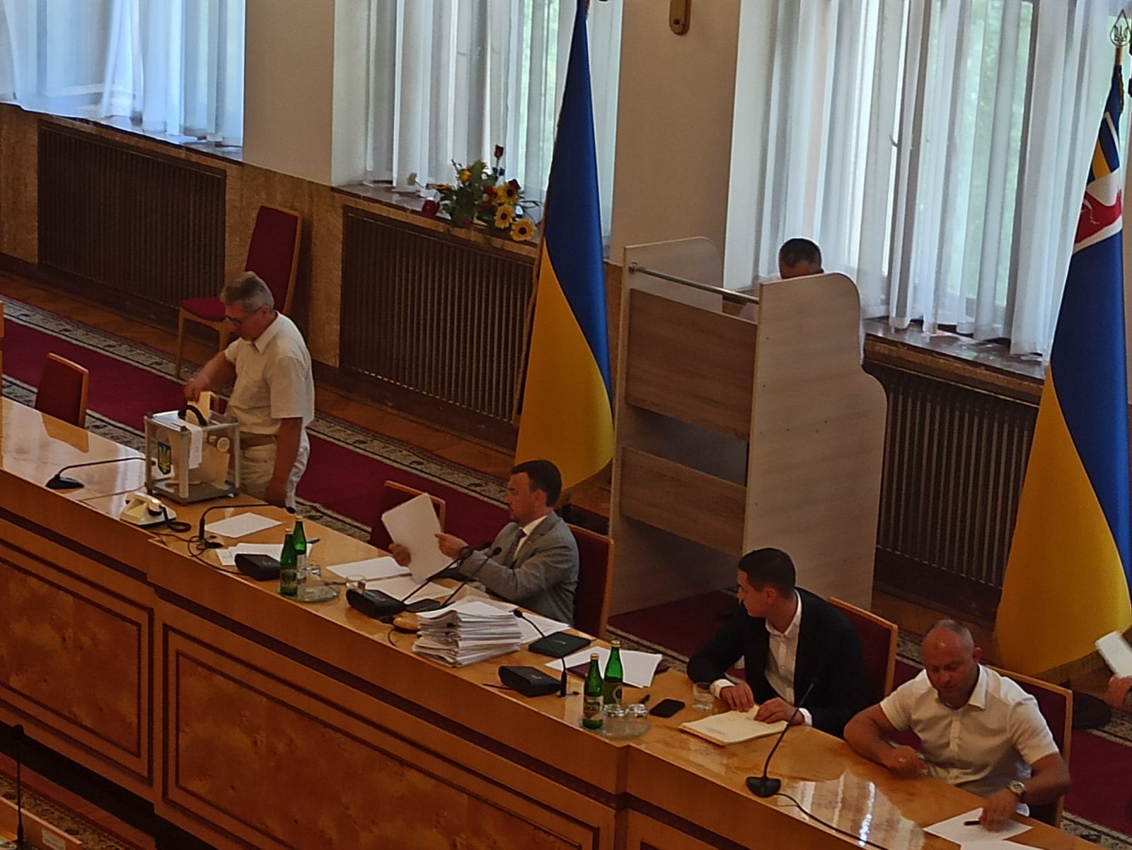 Депутати облради проголосували за дострокове припинення повноважень заступників голови ради Депутати облради проголосували за дострокове припинення повноважень заступників голови ради