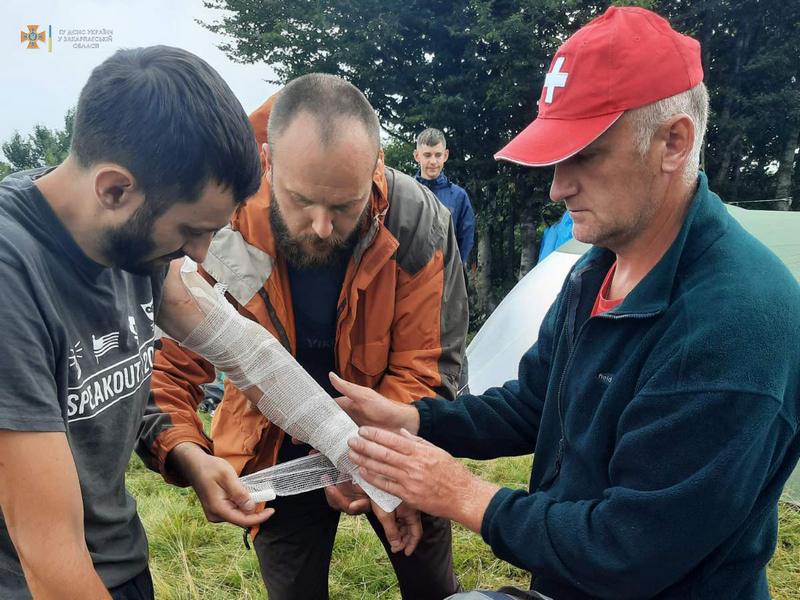 На Закарпатті під час грози блискавка влучила у трьох людей На Закарпатті під час грози блискавка влучила у трьох людей