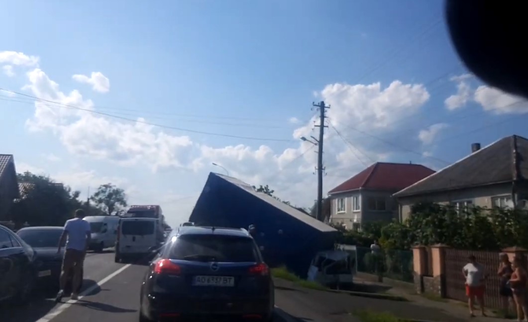 Велика ДТП у Ракошині: відео з місця аварії Велика ДТП у Ракошині: відео з місця аварії