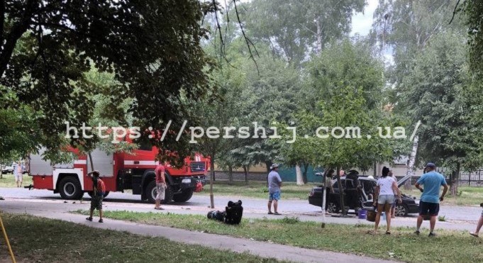 У Мукачеві прямо на дорозі загорівся автомобіль У Мукачеві прямо на дорозі загорівся автомобіль