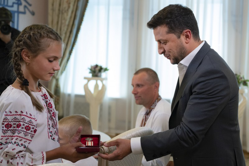 Президент Зеленський вручив медаль юній закарпатці, яка врятувала чотирьох дітей