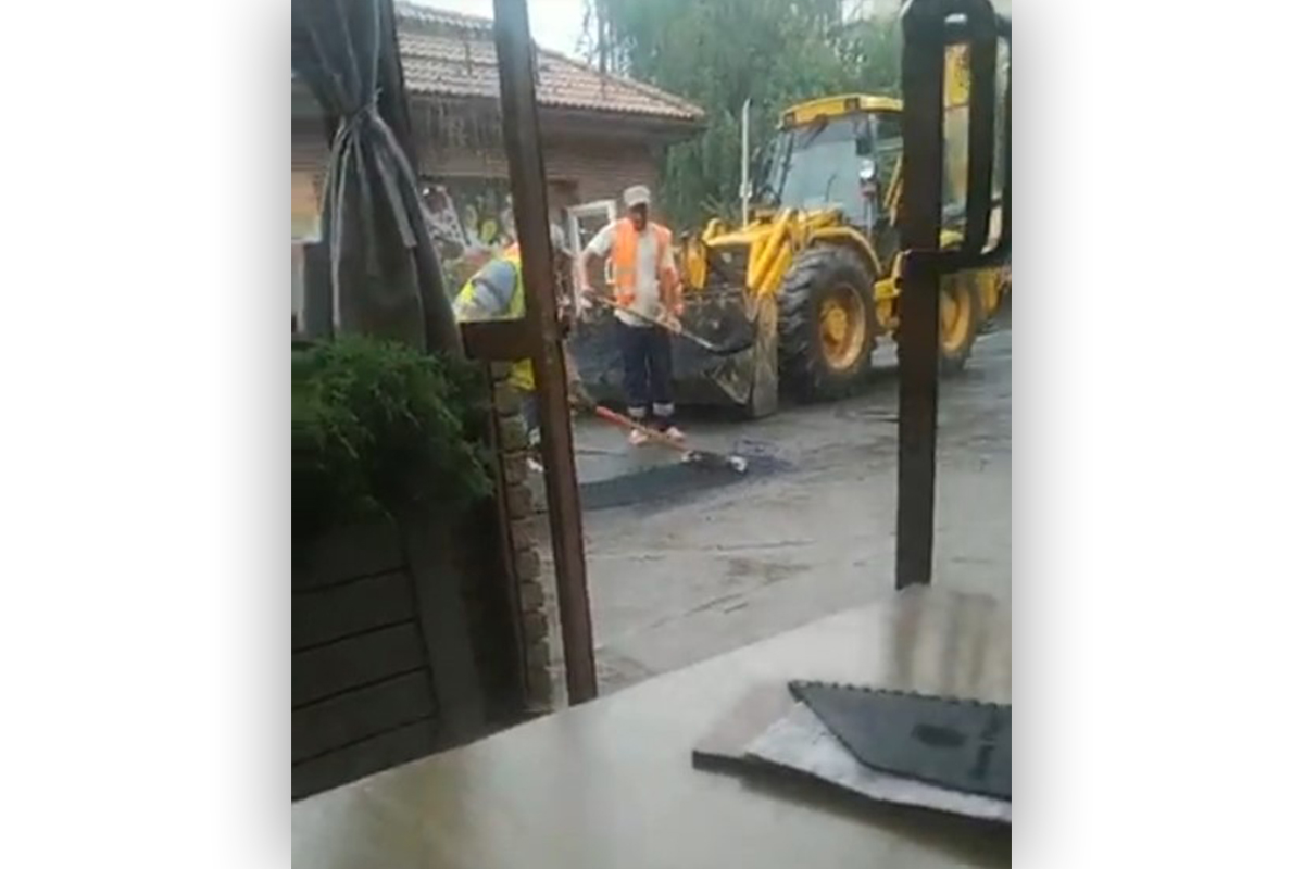 Закарпатець зняв відео, як дорожники у дощ латали ями