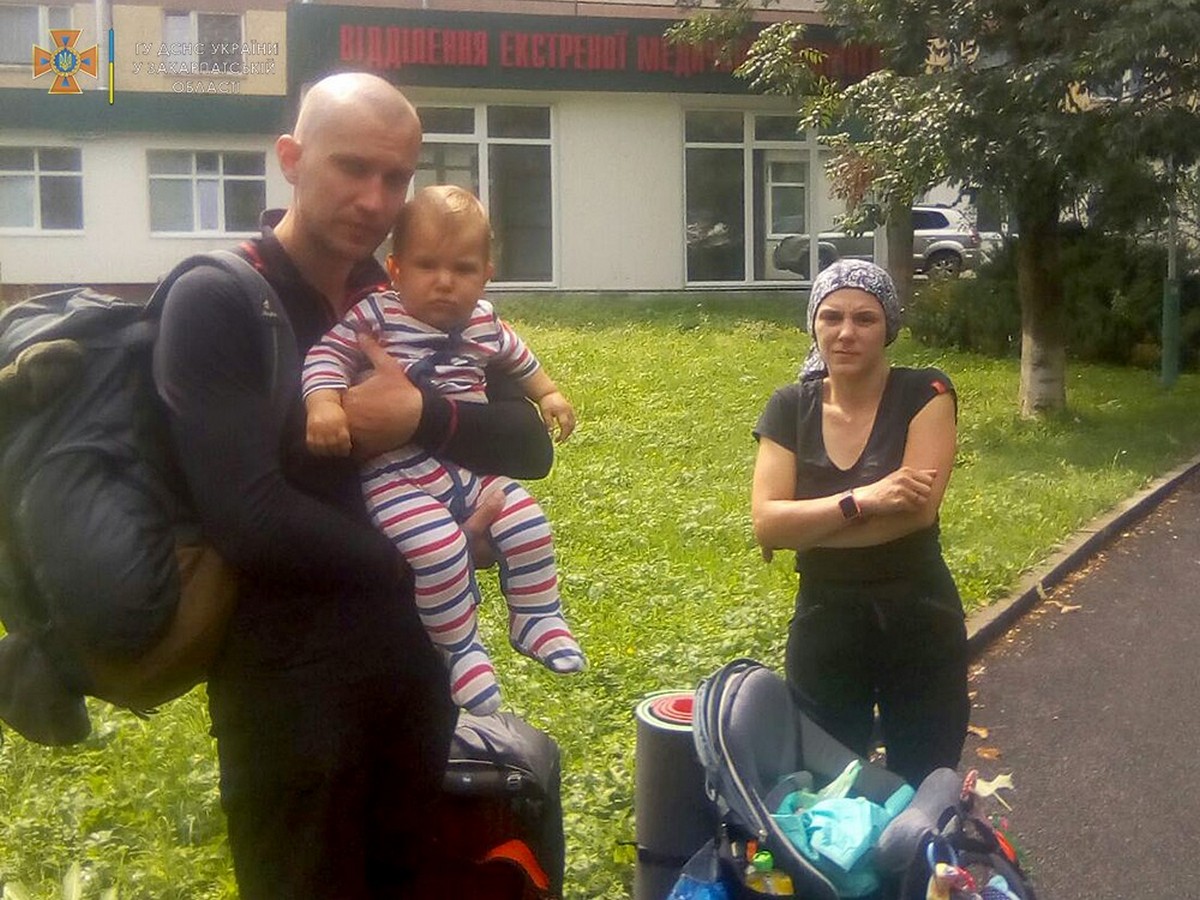 У горах заблукала сім’я з немовлям У горах заблукала сім’я з немовлям