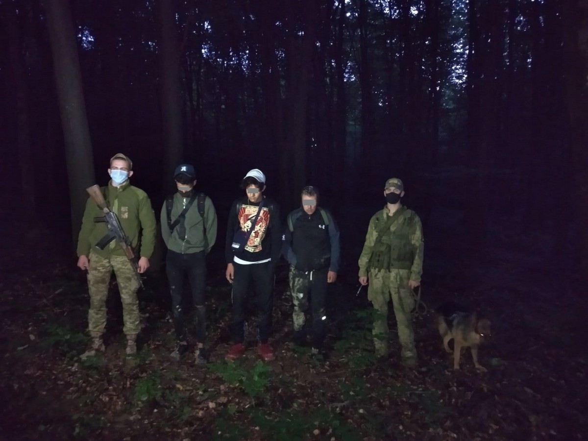 Прикордонники затримали нелегалів, які лісом пробиралися у Словаччину Прикордонники затримали нелегалів, які лісом пробиралися у Словаччину