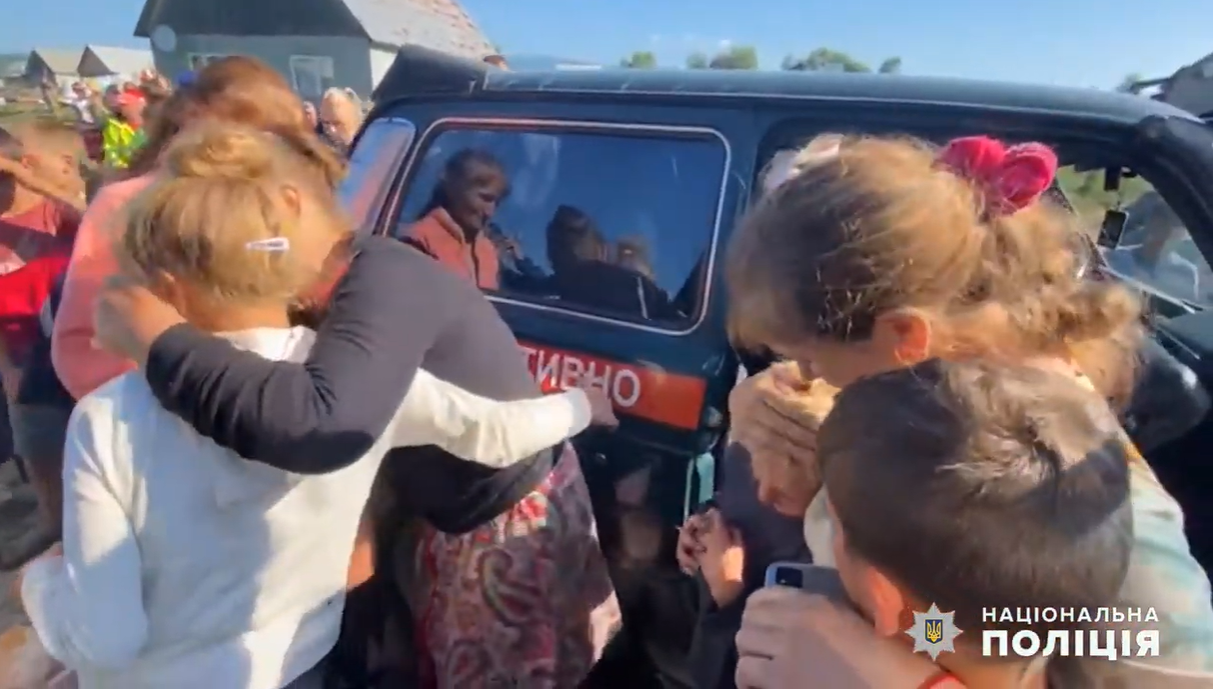 Сльози щастя: оприлюднено відео зустрічі дітей, які заблукали в лісі, з рідними Сльози щастя: оприлюднено відео зустрічі дітей, які заблукали в лісі, з рідними
