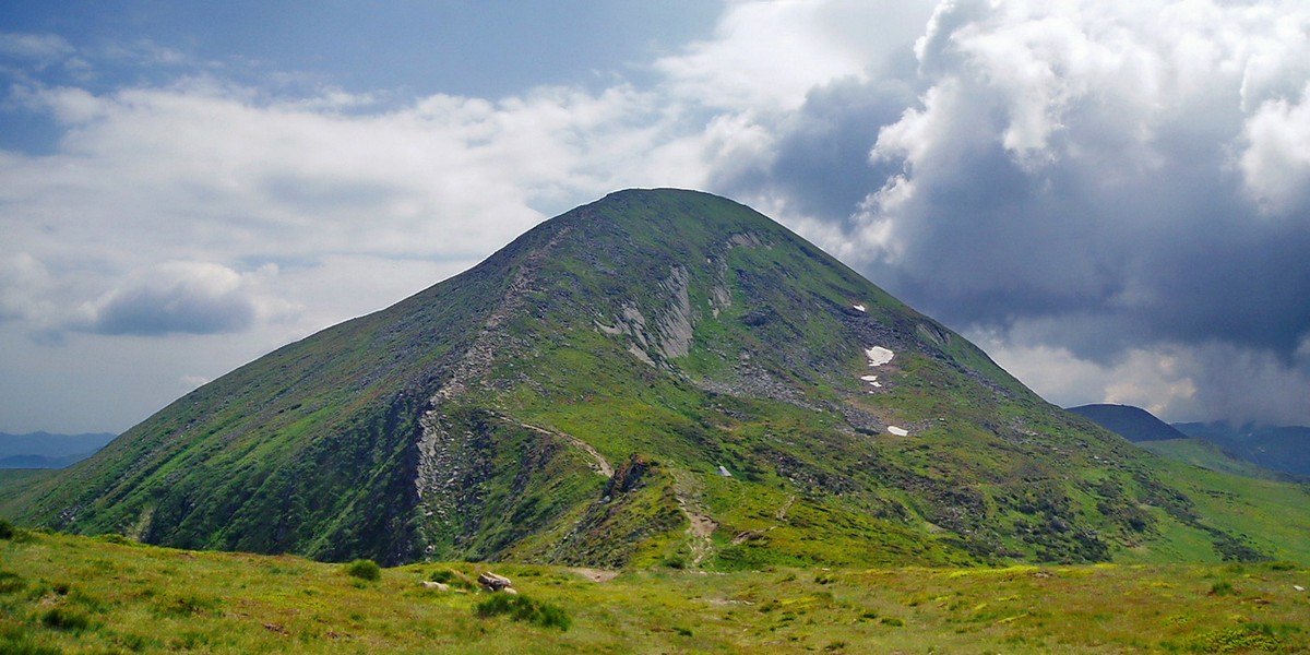 У Фейсбуці опублікували фото, зроблене на Говерлі. Соцмережі "вибухнули" гнівними коментарями У Фейсбуці опублікували фото, зроблене на Говерлі. Люди були шоковані