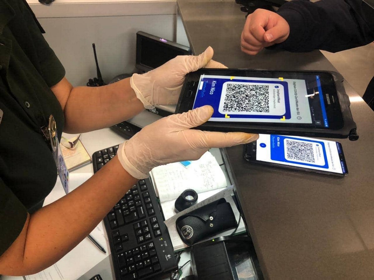 Прикордонники почали перевіряти COVID-сертифікати за QR-кодом Прикордонники почали перевіряти COVID-сертифікати за QR-кодом