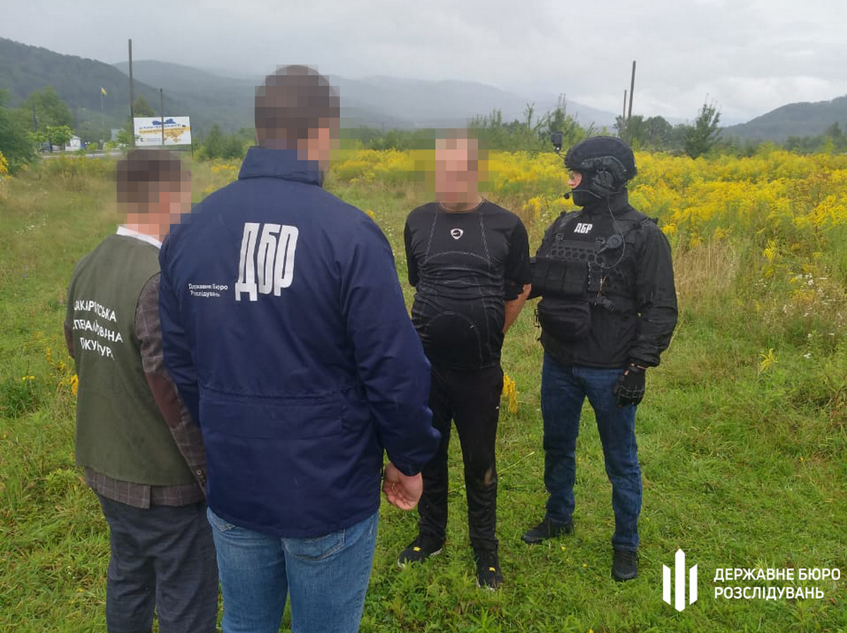 Спецоперація ДБР на Закарпатті: затримано старшину військової частини Спецоперація ДБР на Закарпатті: затримано старшину військової частини