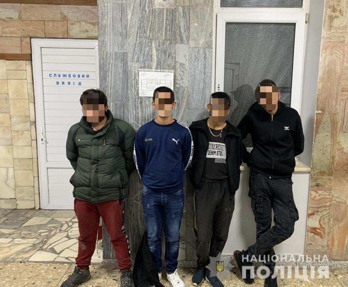 У Мукачеві під транспортним мостом скоєно розбійний напад. До цього за чоловіком стежили У Мукачеві під транспортним мостом скоєно розбійний напад. До цього за чоловіком стежили
