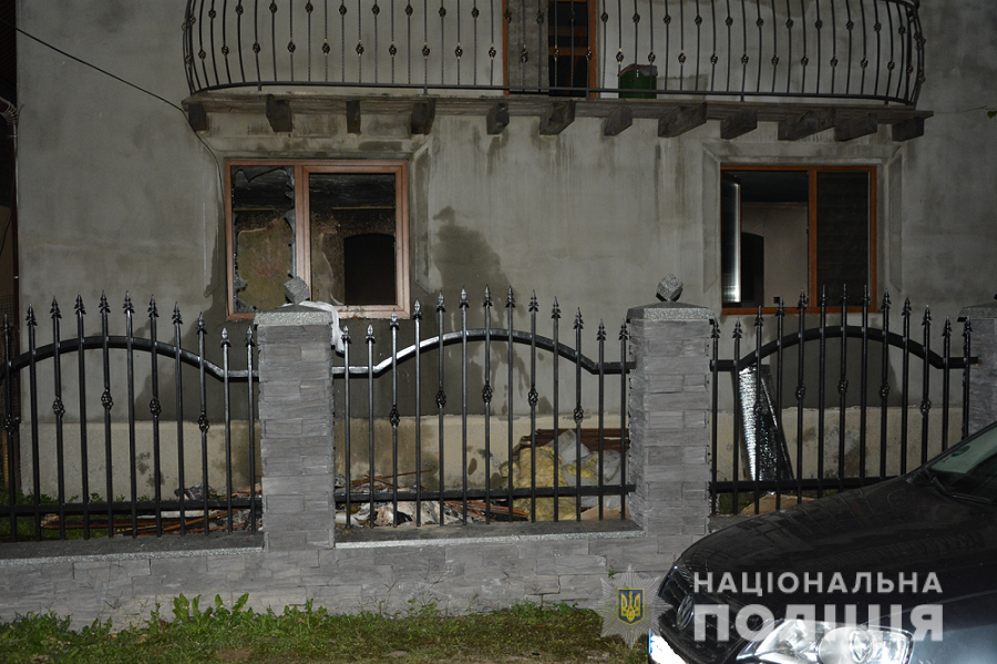 Чоловік вигнав колишню дружину з дітьми на вулицю та підпалив їх будинок Чоловік вигнав колишню дружину з дітьми на вулицю та підпалив їх будинок