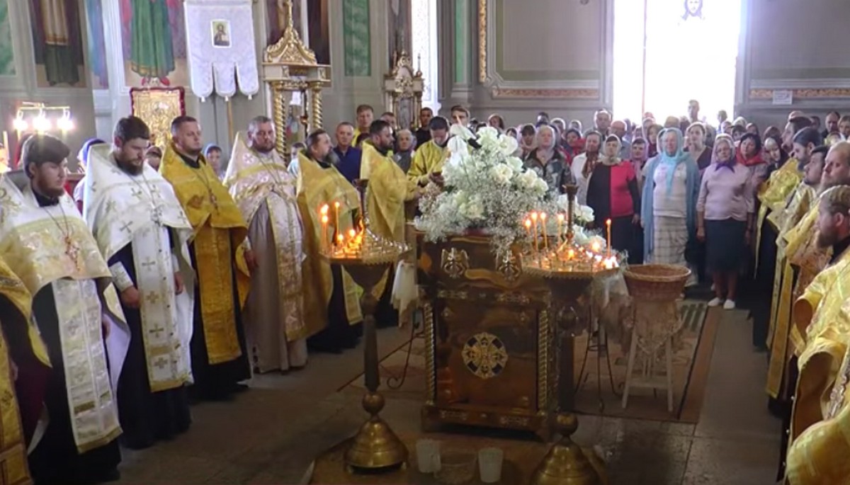 На Закарпаття привезли ковчег із мощами святого: подробиці На Закарпаття привезли ковчег з мощами святого