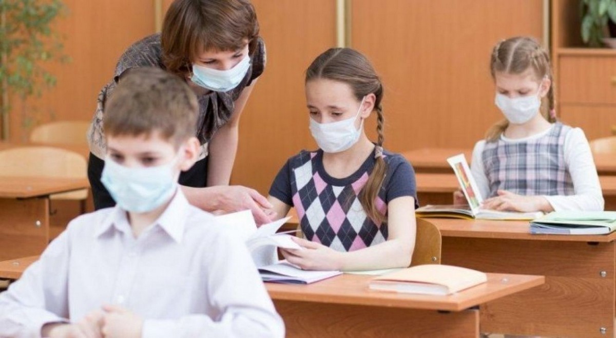 Школи Закарпаття із понеділка можуть перейти на дистанційне або змішане навчання Школи Закарпаття із понеділка можуть перейти на дистанційне навчання