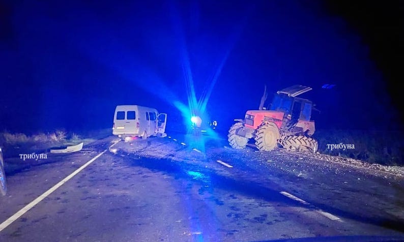 Нічна аварія на Закарпатті: зіткнулись мікроавтобус та трактор Нічна аварія на Закарпатті: зіткнулись мікроавтобус та трактор