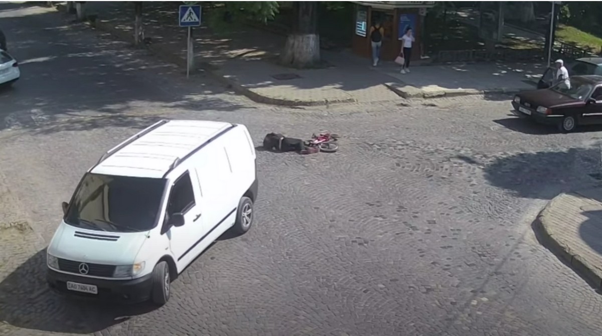 Збив дитину у місті: відеокамери зафіксували момент ДТП Збив дитину у Виноградові: відеокамери зафіксували момент ДТП