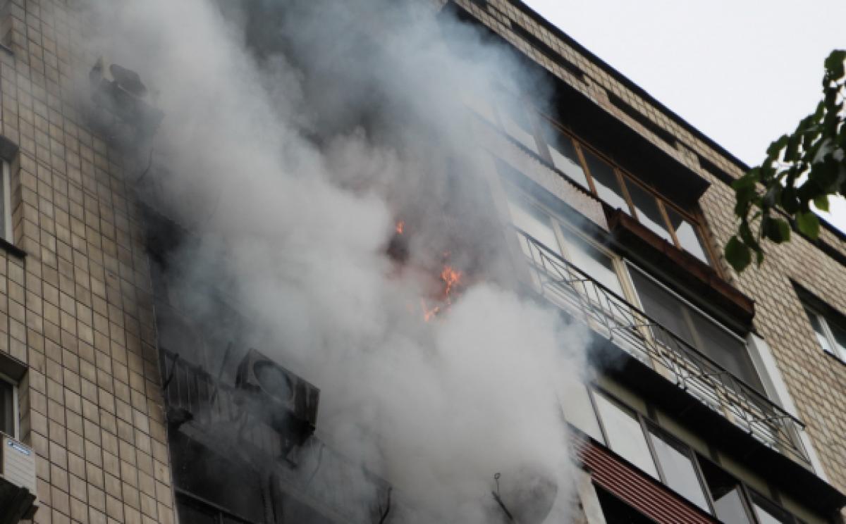 Патрульні врятували людей із палаючого будинку. Опубліковано відео Патрульні врятували людей із палаючого будинку. Опубліковано відео