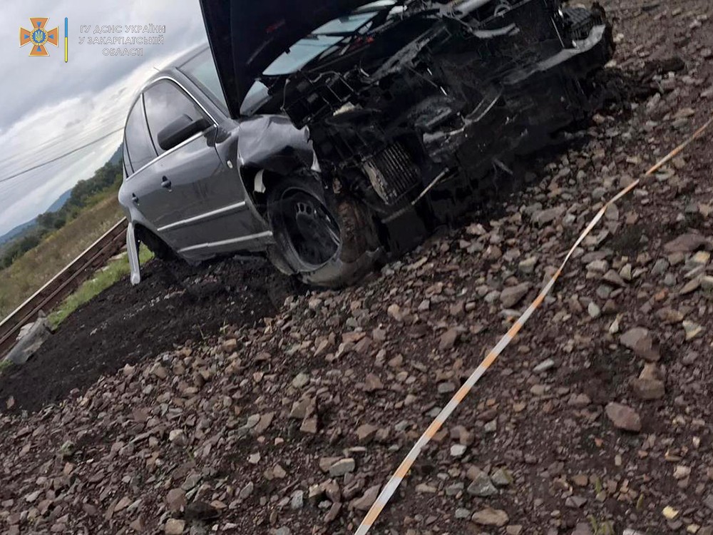 Відірвані колеса, потрощене авто: у мережі показали фото страшної ДТП на переїзді Відірвані колеса, потрощене авто: у мережі показали фото страшної ДТП на переїзді