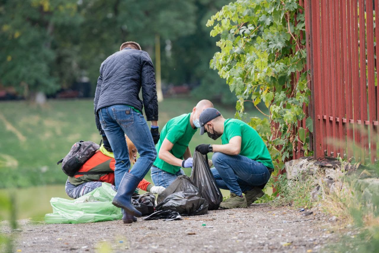 Пів тонни сміття зібрали волонтери "Джейбіла" у центрі Ужгорода Пів тонни сміття зібрали волонтери "Джейбіла" у центрі Ужгорода
