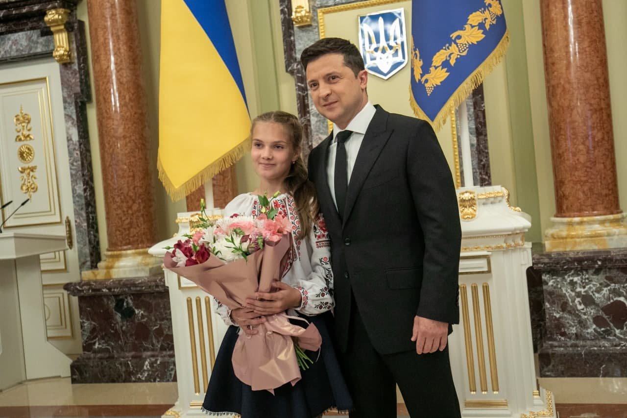 Дівчинка із Закарпаття отримала нагороду від Володимира Зеленського Дівчинка із Закарпаття отримала нагороду від Володимира Зеленського