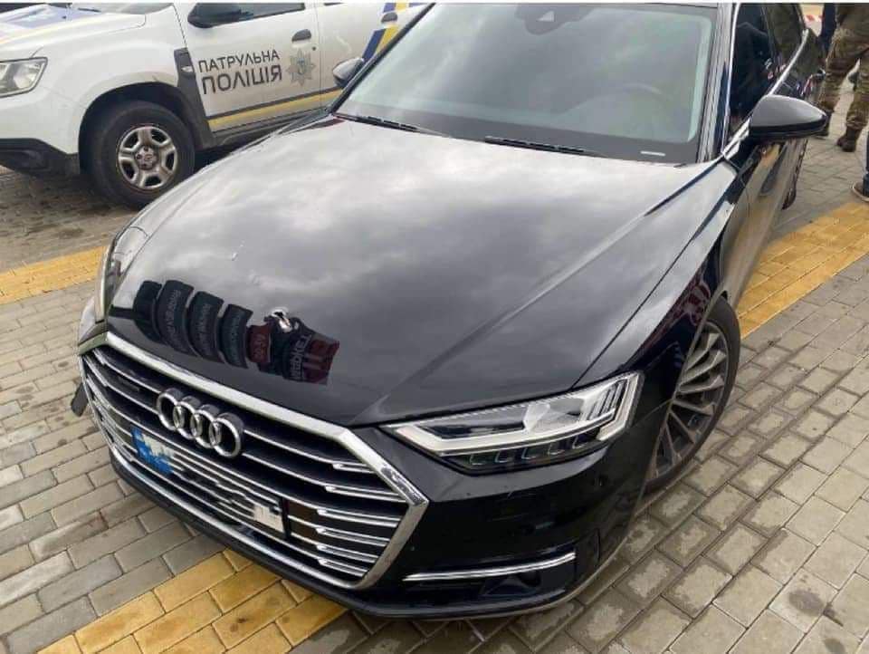Розстріляли автомобіль першого помічника Зеленського Сергія Шефіра: фото з місця події Розстріляли автомобіль першого помічника Зеленського Сергія Шефіра: фото з місця події