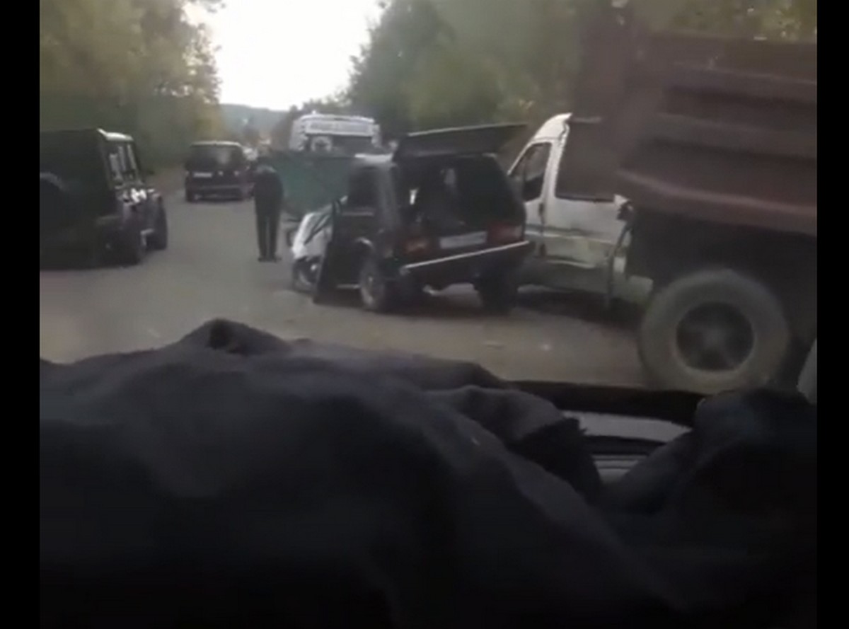 На Закарпатті легковик влетів в КамАЗ. Оприлюднено відео На Закарпатті легковик влетів в КамАЗ. Оприлюднено відео