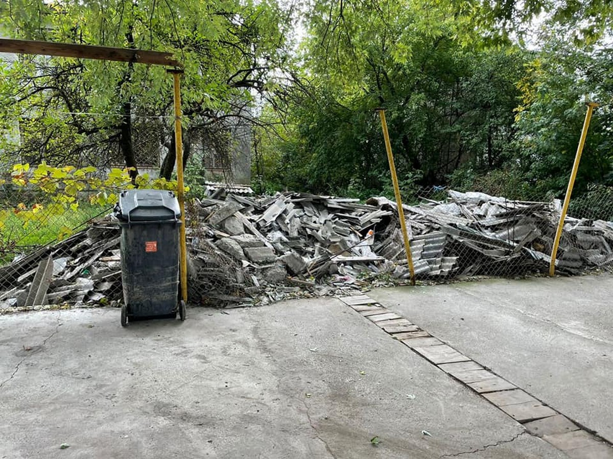 Рейдерське захоплення ринку на Закарпатті: техніка трощила торгові павільйони Рейдерське захоплення ринку на Закарпатті: техніка трощила торгові павільйони