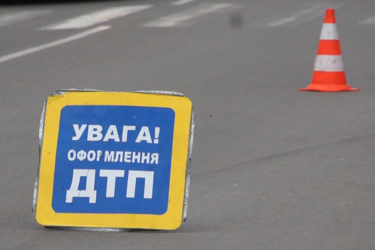 Мотоцикл зіткнувся з легковим авто: є загиблий Мотоцикл зіткнувся з легковим авто: є загиблий