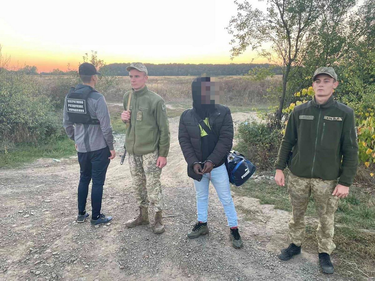 Нелегалів та їх переправників затримали на Закарпатті Нелегалів та їх переправників затримали на Закарпатті