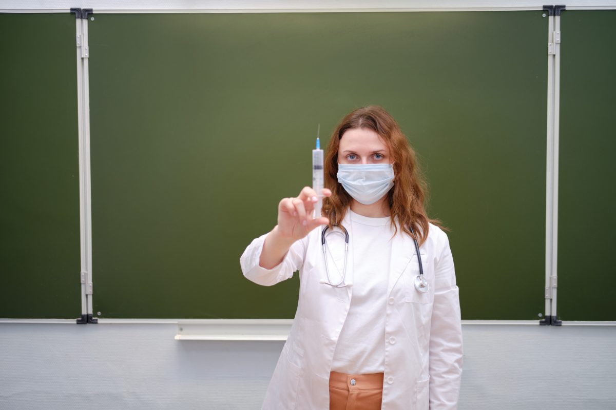 Освітян, які не щепляться впродовж місяця, відсторонять від роботи без збереження зарплати Освітян, які не щепляться впродовж місяця, відсторонять від роботи без збереження зарплати
