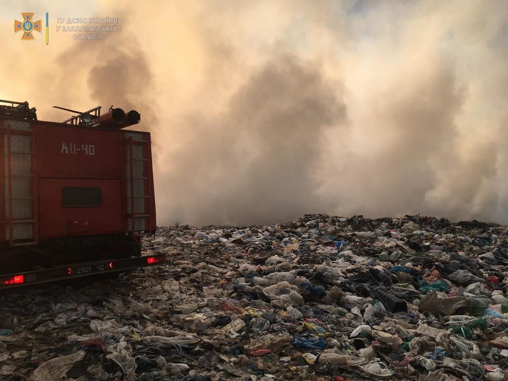 Рятувальники майже добу гасили пожежу на сміттєзвалищі