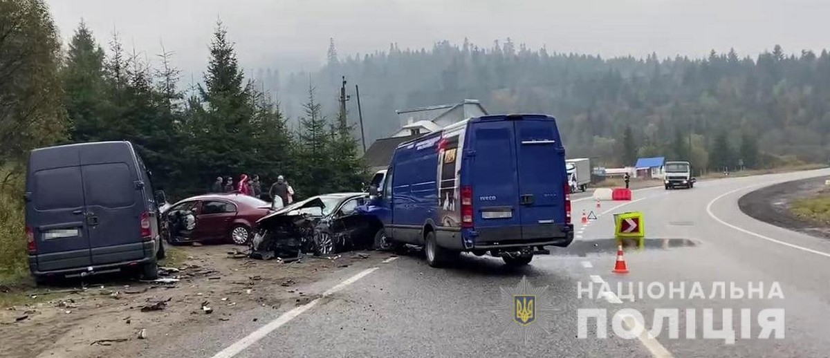Людей визволяли з понівеченого авто: у поліції розповіли про сьогоднішню ДТП Людей визволяли з понівеченого авто: у поліції розповіли про сьогоднішню ДТП